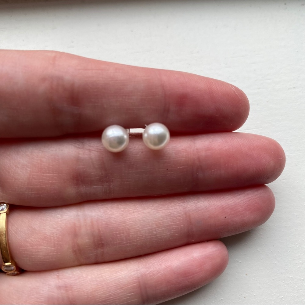 ⚪️Classic small pearl stud earrings - Picture 4 of 6